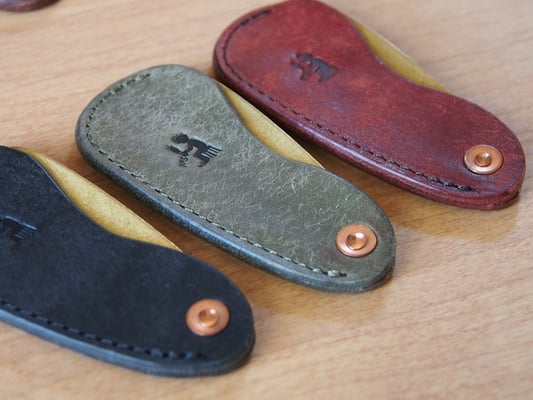 carbon-black/moss-grey/red-soil