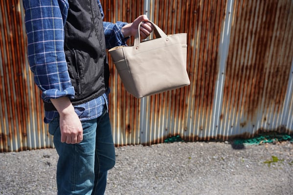 グレーベージュ