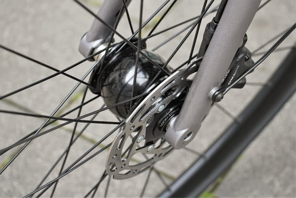 Der Nabendynamo speist die Elektronik steckerlos über die Gabelausfallenden © Urwahn