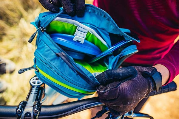 Abgetrenntes Reißverschlussfach mit SpeedClip-Befestigung für die Trinkblase ©GREGORY