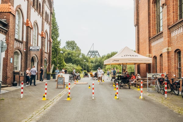 Im Hase Bikes Schaltwerk in der historischen Halle auf der Zeche Waltrop erwartete die Besucher:innen ein gemütlicher Nachmittag mit Kaffee und Kuchen sowie der Möglichkeit, die Räder von Hase Bikes kennenzulernen. © Hase Bikes