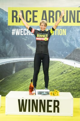 Die Schweizer 1500er-Siegerin Kuster am Podium (Copyright: Martin Granadia)