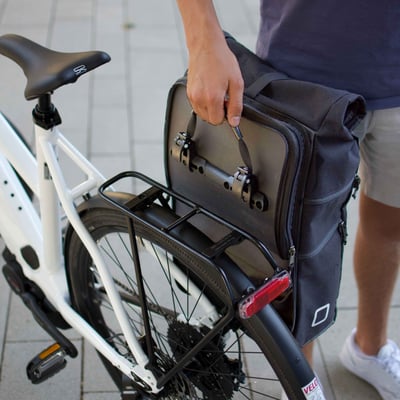 In nur sieben Sekunden kann 2bag von einer Fahrradtasche in einen Rucksack verwandelt werden. Foto-Credit: Otinga UG 