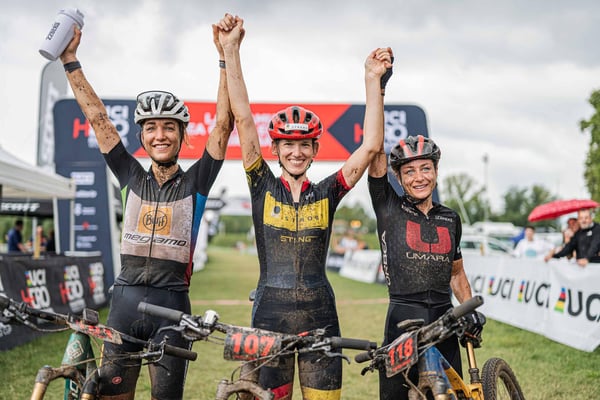 von links: Rosa Van Doorn, Paula Gorycka – Kurmann und Bohlin Amanda,  La Tramun women's podium, © wisthaler.com