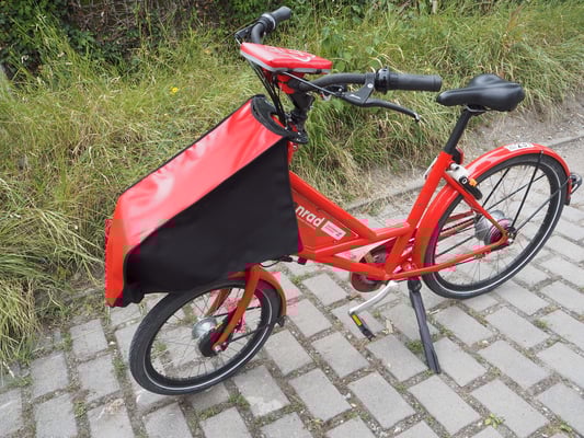 Die neue Drachenhaut schützt den Fahrer und beim Anhalten wahlweise den Sattel oder das Gepäck