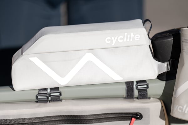 CYCLITE TOP-TUBE-BAG-03_Light-Grey_In-Action