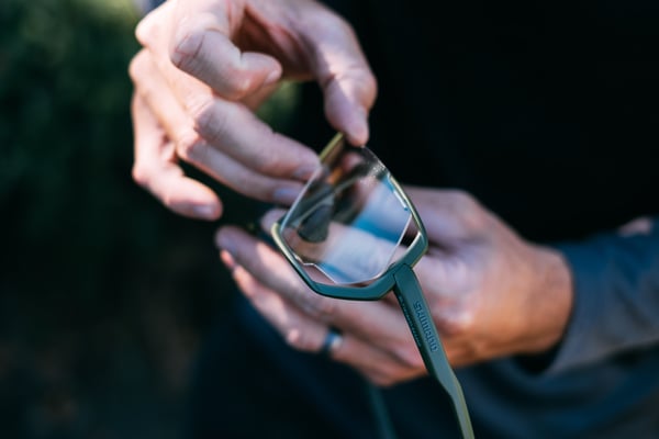 Jede Brille wird mit einem zusätzlichen klaren Wechselglas für schlechte Lichtverhältnisse ausgeliefert.
