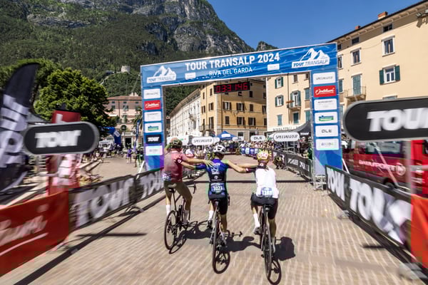 Die gut 600 Teilnehmenden das faszinierendsten und spektakulärsten Rennrad-Etappenrennen Europas kamen nach sieben Tagen gestern in Riva del Garda am nördlichen Gardasee ins Ziel. ©Markus Greber