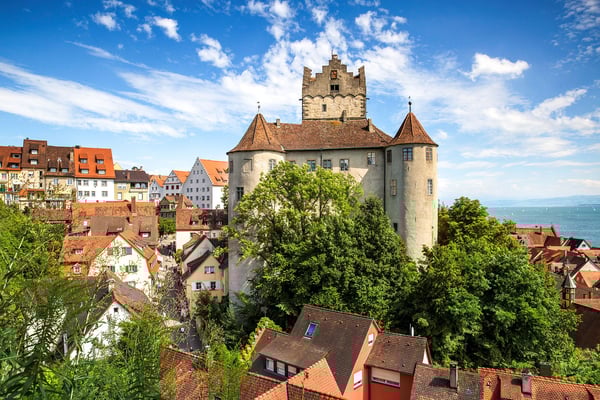 Neuer Radweg-Reisen Katalog Der Konstanzer Veranstalter Radweg-Reisen hat sein Programm insbesondere in Deutschland erweitert. Eine der neuen Touren führt von Heidelberg über Meersburg (im Bild) bis nach Konstanz. Bildnachweis: www.radweg-reisen.com