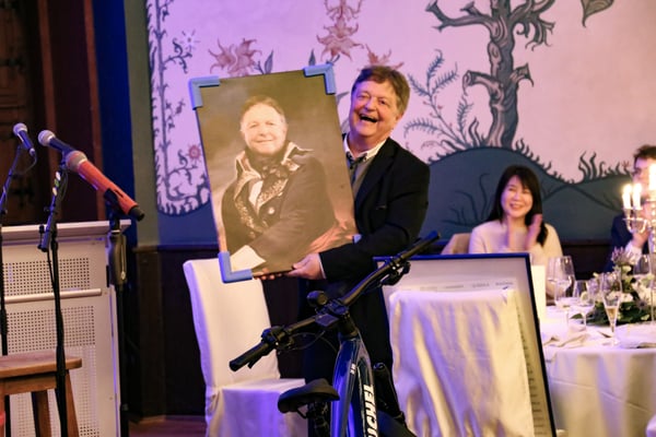 Erhard Büchel freut sich über eines der Geschenke, die ihm überreicht wurden. 