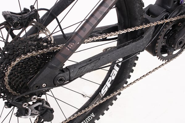 Die angebauten Shimano MT 420 4-Kolben Scheibenbremsen und Deore-Schaltung sind gut genug dimensioniert. ©Velototal