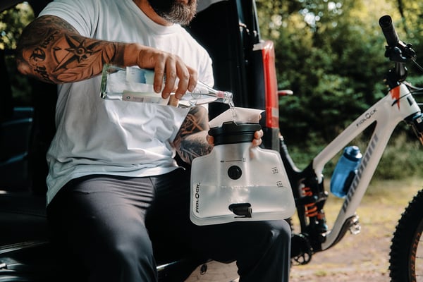 Befüllen des Fidlock HIP BELT for hydration bladder ©Fidlock