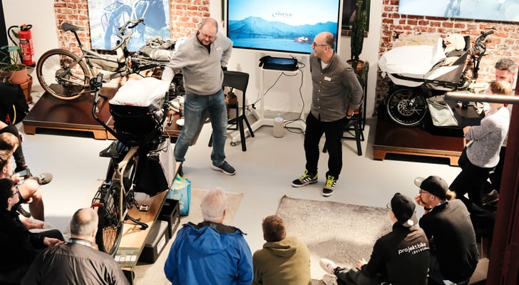 Wie kommt der ältere Herr auf das Kettwiesel ONE? Die größenverstellbare Federgabel macht es möglich. ©Hase Bikes