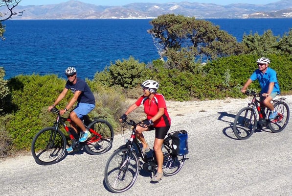Der Slow-Trekking-Spezialist Hauser Exkursionen bietet geführte E-Bike-Touren auf den griechischen Kykladen an. ©Hauser Exkursionen/Peter Schibberges