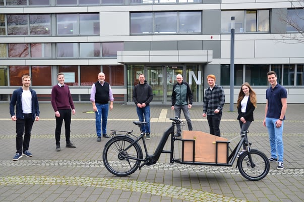 Projektteam auf Steinfurter Campus. Von links: Jan Eichmann, Leif Sternberg, Prof. Dr. Hilmar Apmann, Velo de Ville-Ingenieur Christof Bödiger, Prof. Dr. Jochen Korn, Maximilian Ober, Jacqueline Cyriax und Jannis Kuschel. (Foto: FH Münster/Frederik Tebbe)