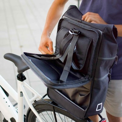 In nur sieben Sekunden kann 2bag von einer Fahrradtasche in einen Rucksack verwandelt werden. Foto-Credit: Otinga UG 