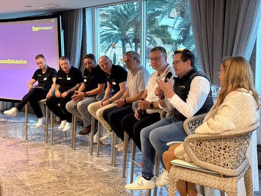 In der Podiumsdiskussion werden die Bedürfnisse des Fachhandels thematisiert. Foto: linexo by Wertgarantie 