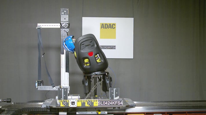 Der ADAC hat aufwendig getestet – erstmals auch bei Crashversuchen mit Front- und Seitenaufprall. ©ADAC Test- und Technik