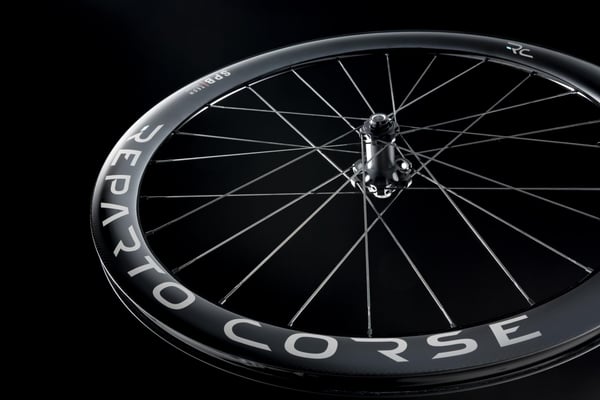 Die Reparto Corse Laufräder wurden nach vier Richtlinien entwickelt: Steifigkeit, Leichtgängigkeit, Gewicht und Design