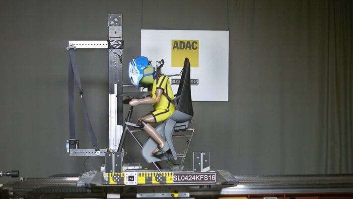 Der ADAC hat aufwendig getestet – erstmals auch bei Crashversuchen mit Front- und Seitenaufprall. ©ADAC Test- und Technik