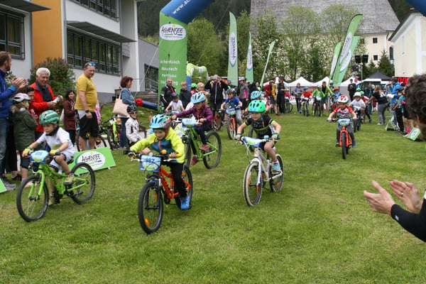 Beim Kids Cup und Laufradrennen auf verschiedenen Rundkursen haben am Samstag 107 Kinder und Jugend-liche zwischen drei und 17 Jahren erste Wettkampfluft ge-schnuppert oder ihre Erfahrungen am Rennkurs ausbauen können. Foto: MTB Festival