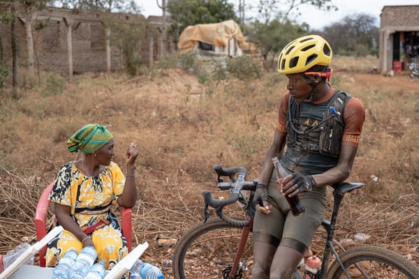 Alle Erlöse aus der limitierten Kollektion kommen dem AMANI-Projekt und dem AMANI-Team zugute, um ostafrikanische Radsportlerinnen und Radsportler zu unterstützen ©Finley Newmark