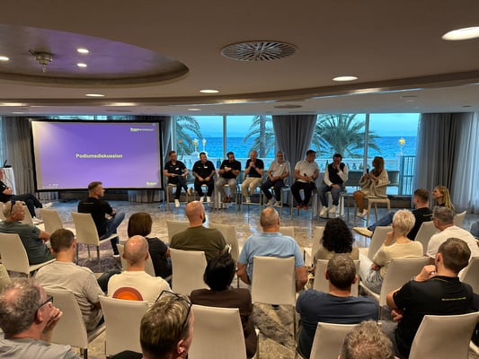 In der Podiumsdiskussion werden die Bedürfnisse des Fachhandels thematisiert. Foto: linexo by Wertgarantie 