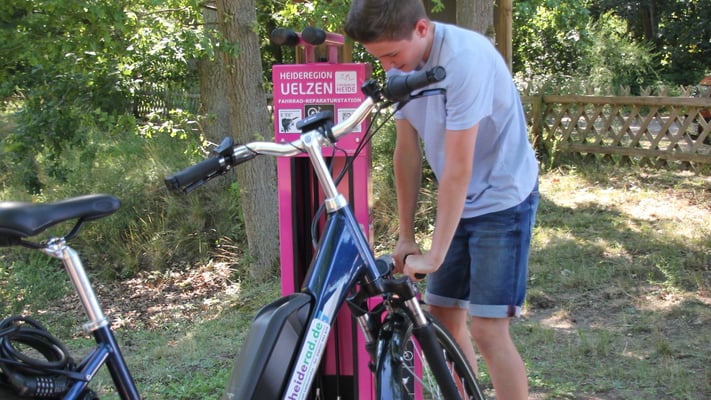 Platter Reifen, lose Schraube? Kein Problem! Fest installierte Reparatursäulen und Werkzeugdepots gehören zu den Serviceangeboten der RadReiseRegion Uelzen. Foto: HeideRegion Uelzen