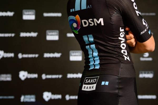Bioracer stattet die Profisportler des Teams DSM mit maßgeschneiderter Rennbekleidung aus
