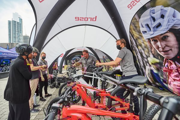 Außengelände: Stand von Brose © Messe Friedrichshafen