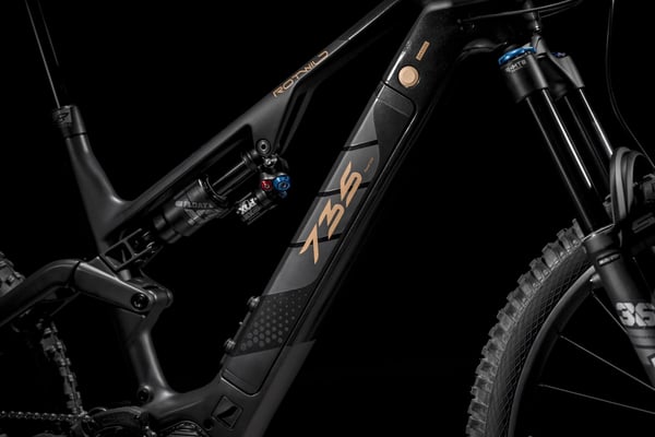 ROTWILD R.E735 CORE integrierter Akku und Hinterbaudämpfer