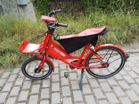 Die neue Drachenhaut schützt den Fahrer und beim Anhalten wahlweise den Sattel oder das Gepäck