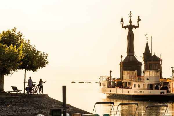 Der Konstanzer Hafen mit seiner Imperia Krönender Abschluss der neuen, knapp 415 Kilometer langen Tour durch Baden-Württemberg ist der blaue Bodensee mit der Konzilstadt Konstanz. Bildnachweis: www.radweg-reisen.com