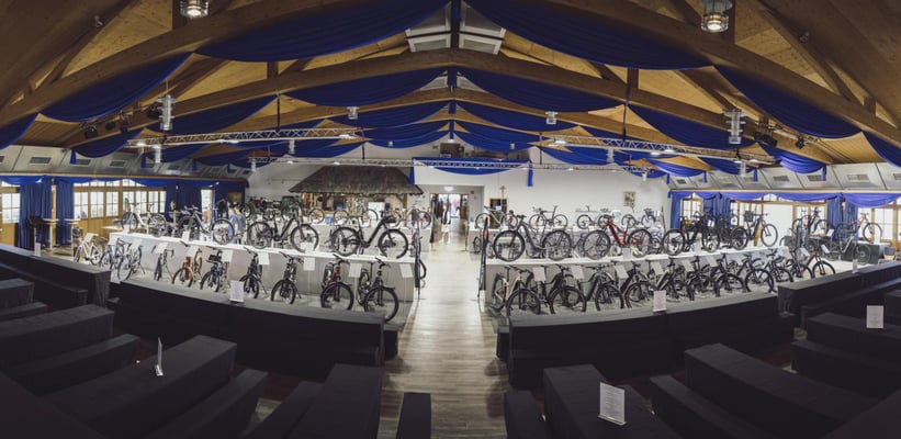 Panoramaaufnahme zu den ausgestellten Bikes von Merida und Centurion ©MCG