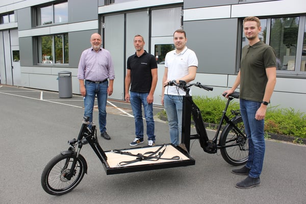 Mit Velo de Ville das zweite Lastenrad fertig. Von links: Prof. Dr. Hilmar Apmann, Christof Bödiger, Niklas Hirse und Sören Hemminghaus. Nicht im Bild, aber Teil der Projektgruppe: Till Voßeberg, Mattes Gollata und Philip Wagner. (Foto: FH Münster/Frederi