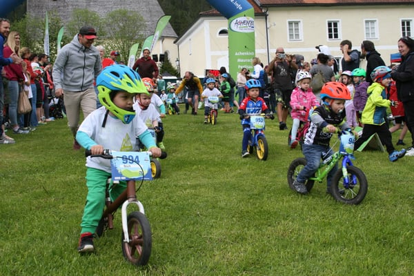 Beim Kids Cup und Laufradrennen auf verschiedenen Rundkursen haben am Samstag 107 Kinder und Jugend-liche zwischen drei und 17 Jahren erste Wettkampfluft ge-schnuppert oder ihre Erfahrungen am Rennkurs ausbauen können. Foto: MTB Festival