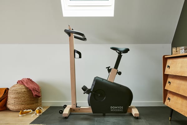 Decathlon Heimtrainer Woodbike im Raum