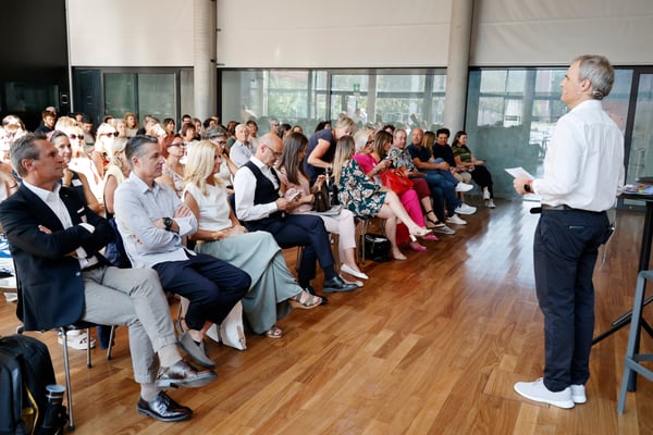 Bild vom vollbesetzten Eurac-Konferenzraum mit Dr. Josef Bernhart als Moderator ©Eurac Research/Sabine Jacob