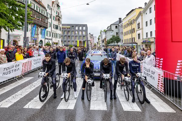 Trauerminute vor dem Start der Kondolenzfahrt ©Expa Pictures