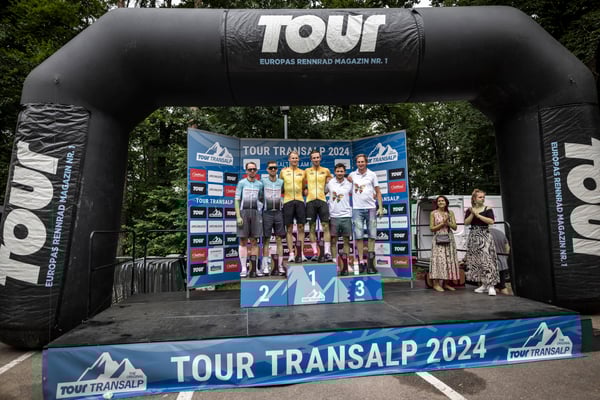 Die gut 600 Teilnehmenden das faszinierendsten und spektakulärsten Rennrad-Etappenrennen Europas kamen nach sieben Tagen gestern in Riva del Garda am nördlichen Gardasee ins Ziel. ©Markus Greber