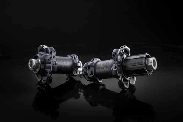 Die Reparto Corse Laufräder wurden nach vier Richtlinien entwickelt: Steifigkeit, Leichtgängigkeit, Gewicht und Design