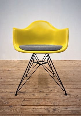 Vitra Eames Plastic Arm Chair DAR ontworpen door Charles & Ray Eames in 1950 - vooraanzicht