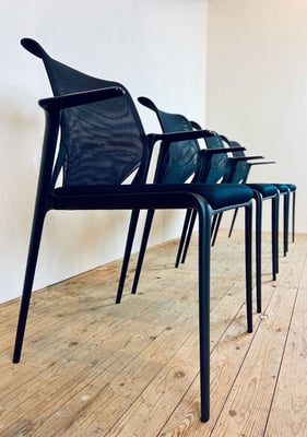 Set van 4 uitzonderlijk stevige en comfortabele door Alberto Meda voor Vitra ontworpen bezoekers- en conferentiestoelen met armleuningen