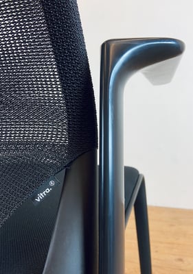Vitra MedaSlim elegante bezoekers- en conferentiestoelen met armleuningen voorzien van flexibele rugleuningframe en rugleuning van ademend netweefsel