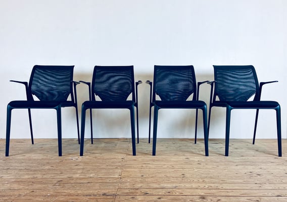 4 x Vitra MedaSlim zwarte bezoekers- en conferentiestoelen met armleuningen die garant staan voor langdurig zitcomfort