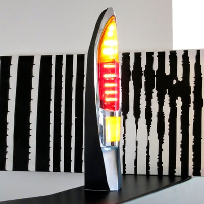 Cette lampe d'ambiance est fabriquée en tôle acier formée sur mesure autour d'un feux arrière de Peugeot 404 chiné en brocante