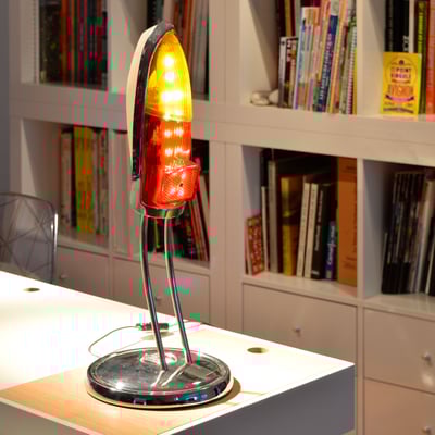 Cette lampe est issue du détournement d'un feux arrière de Morris et d'un enjoliveur de Fiat chinés en brocante.