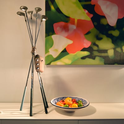 Liseuse d'ambiance issue du détournement de clubs de golf. Sacoche en métal formé