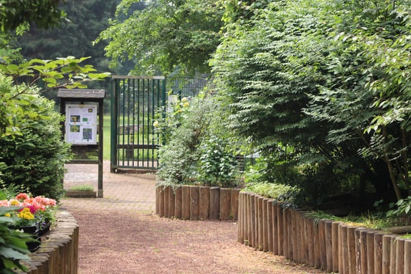 Blick im Blindengarten Richtung Ausgang