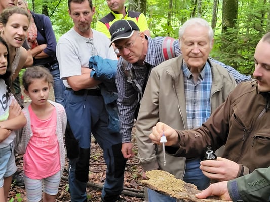 Ludwig Hankele demonstriert anhand einer Bodenprobe im Löß dessen Zusammensetzung  
